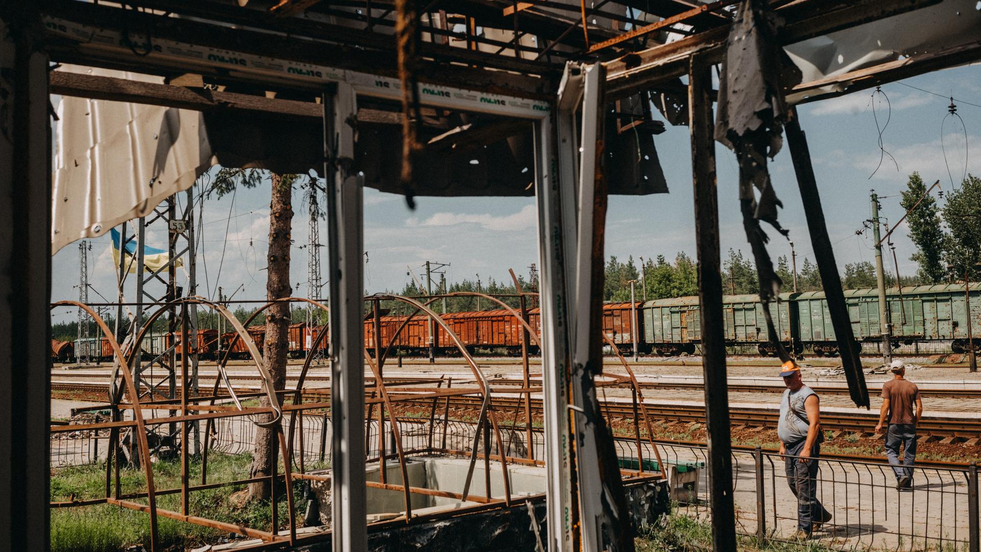 Arbeiter in Sosnove, Donetsk, bei Aufräumarbeiten der zerstörten Infrastruktur. Arbeiter in Sosnove, Donetsk, bei Aufräumarbeiten der zerstörten Infrastruktur.