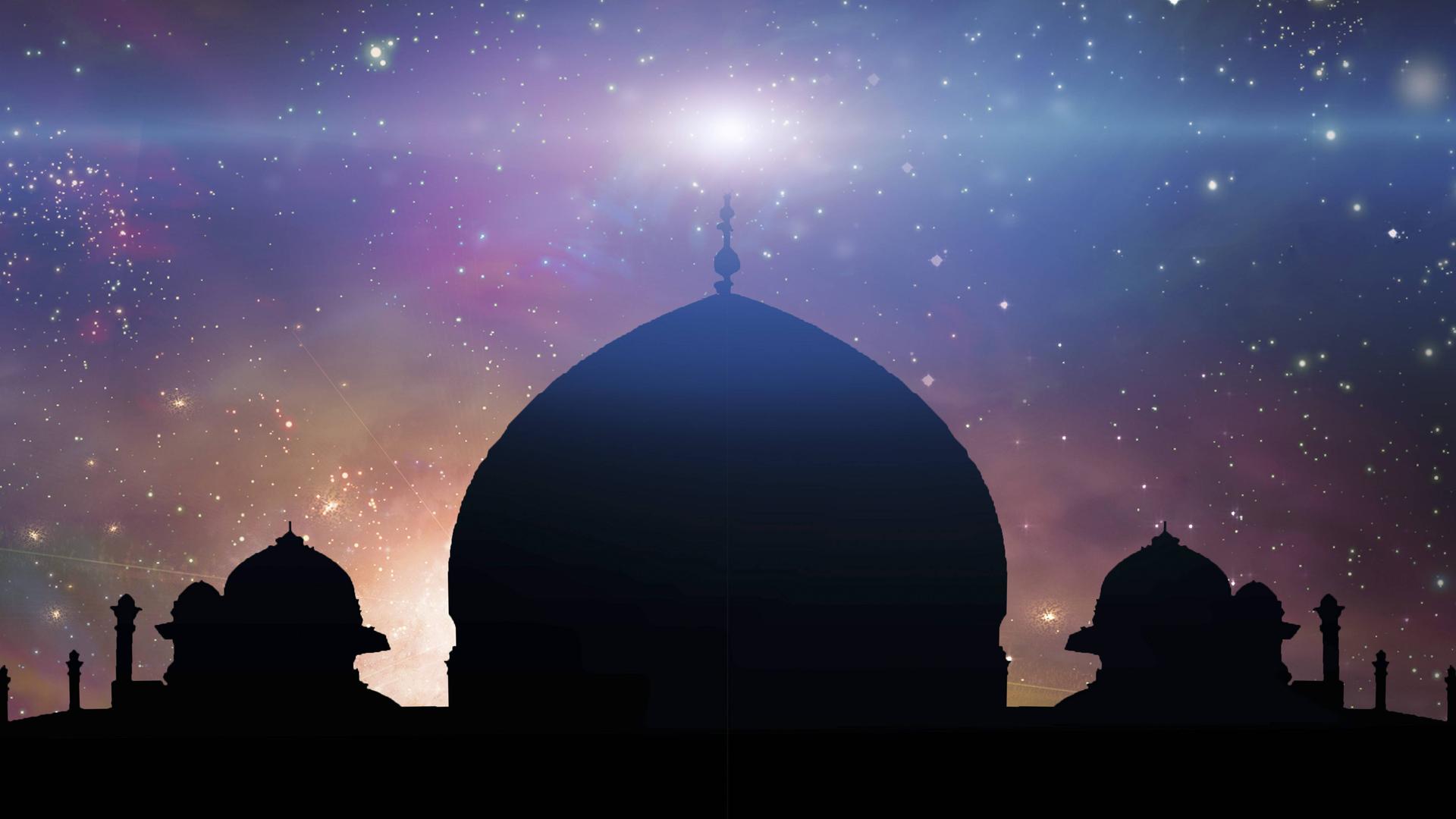 Die Silhouette einer arabischen Stadt zeichnet sich unter dem Himmel voller Sterne ab. Die Silhouette einer arabischen Stadt zeichnet sich unter dem Himmel voller Sterne ab.