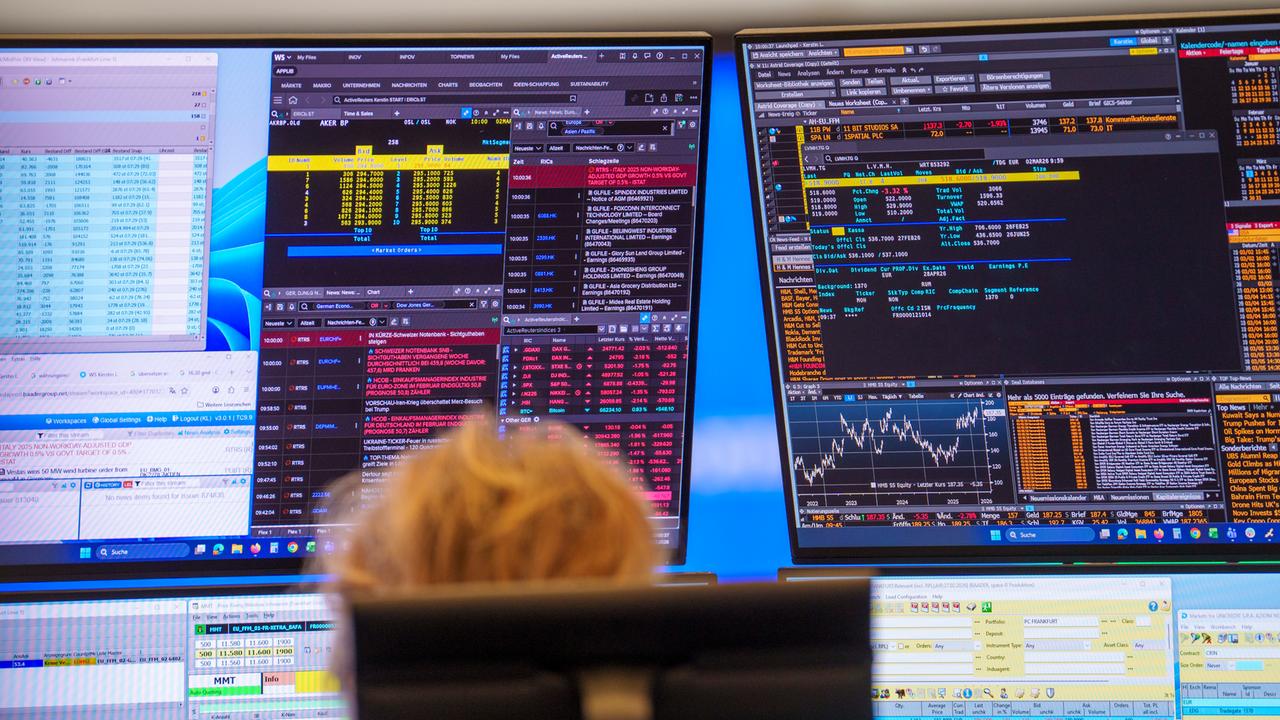 Eine Händlerin schaut im Handelssaal an der Börse auf ihre Bildschirme.