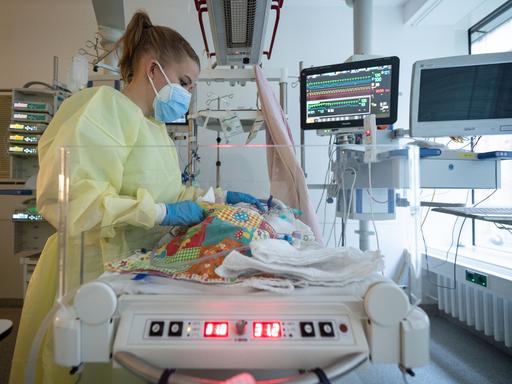 Eine Intensivpflegerin versorgt auf der Kinder-Intensivstation des Olgahospitals des Klinkums Stuttgart ein am Respiratorischen Synzytial-Virus (RS-Virus oder RSV) erkranktes Kind, das beatmet wird.