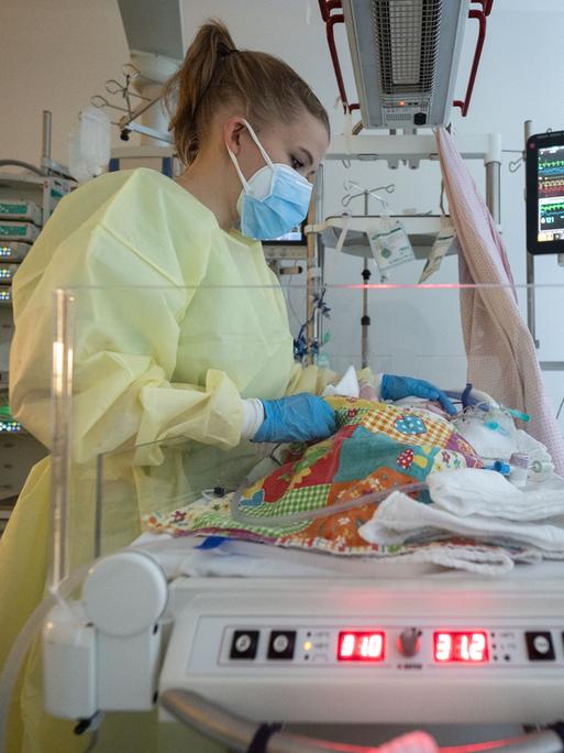 Eine Intensivpflegerin versorgt auf der Kinder-Intensivstation des Olgahospitals des Klinkums Stuttgart ein am Respiratorischen Synzytial-Virus (RS-Virus oder RSV) erkranktes Kind, das beatmet wird.