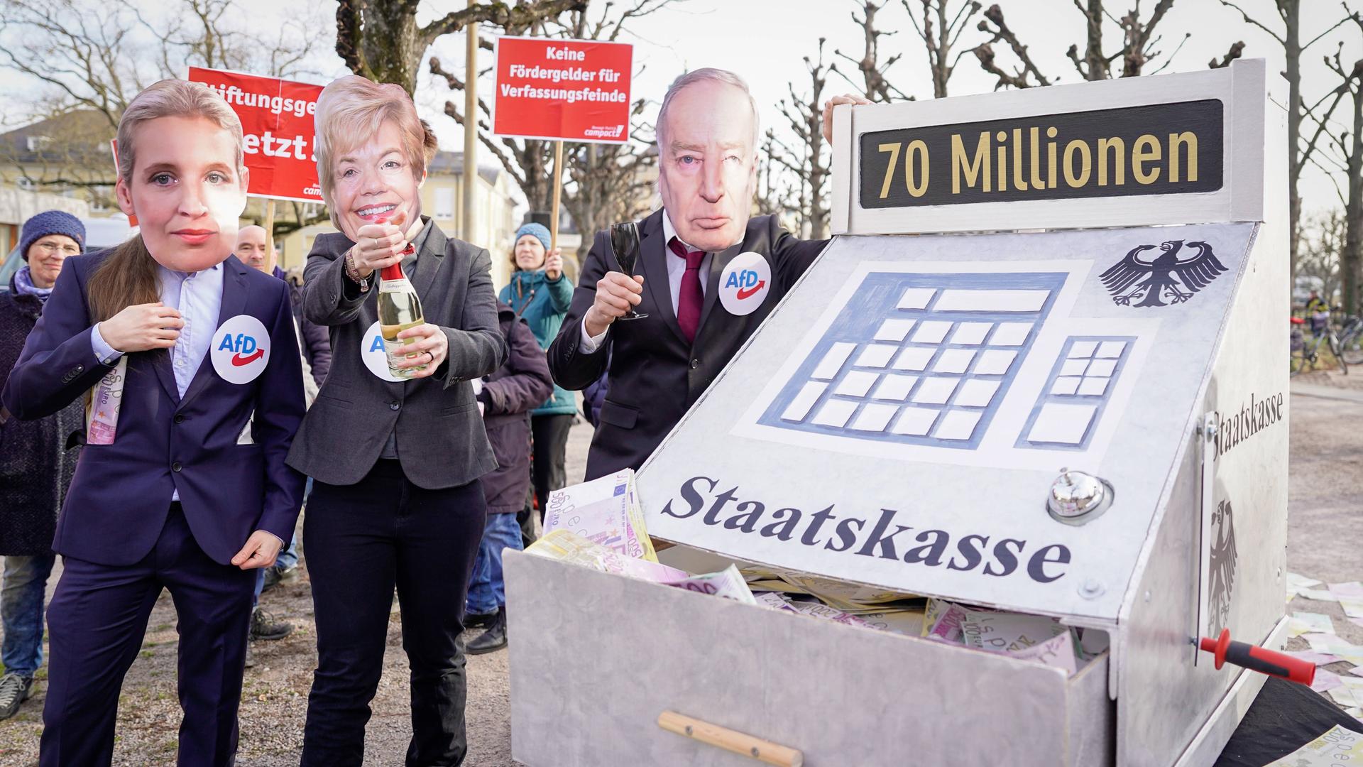 Demonstranten vor dem Bundesverfassungsgericht in Karlsruhe anlässlich der Urteilsverkuendung in Sachen Desiderius-Erasmus-Stiftung, 22.02.2023