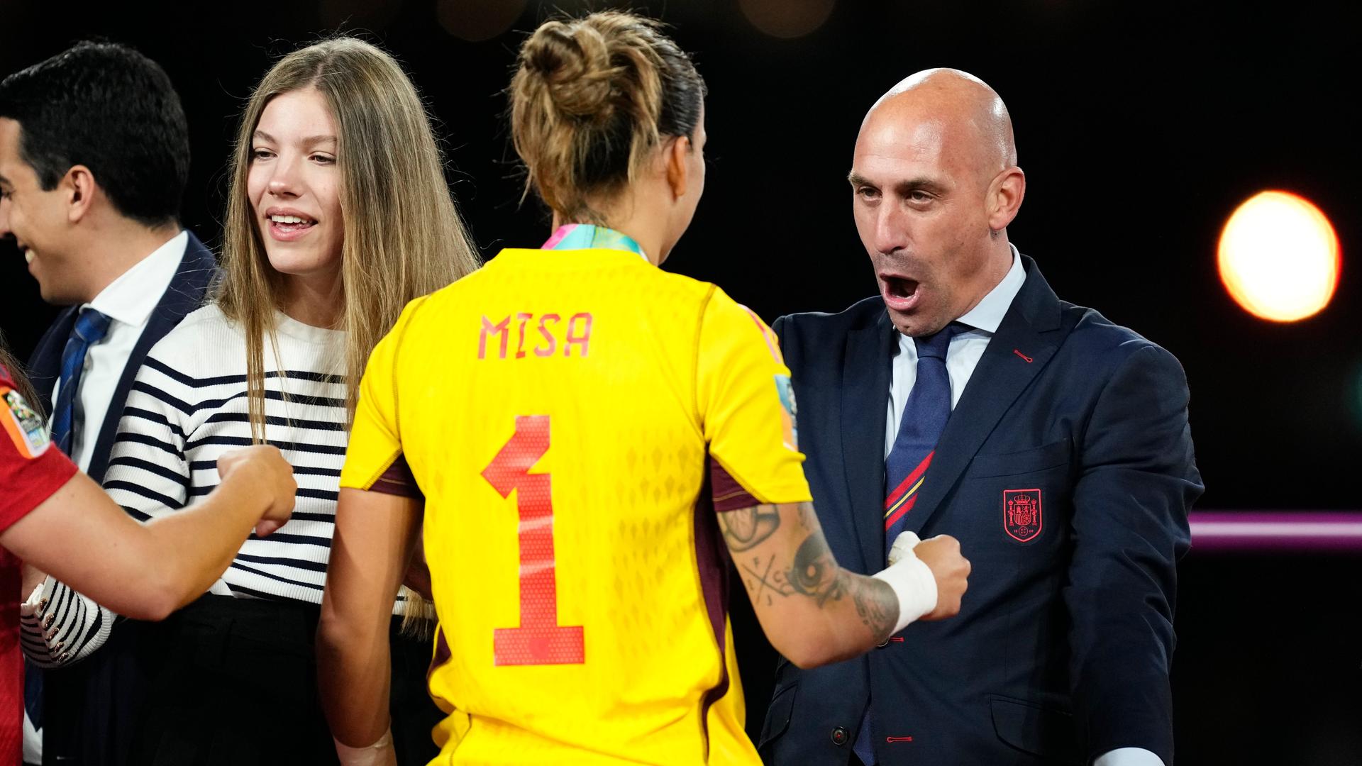 Der spanische Fußballverbandchef Luis Rubiales möchte eine Spielerin nach dem Gewinn des WM-Titels umarmen.