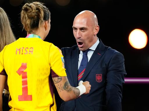 Der spanische Fußballverbandchef Luis Rubiales möchte eine Spielerin nach dem Gewinn des WM-Titels umarmen.