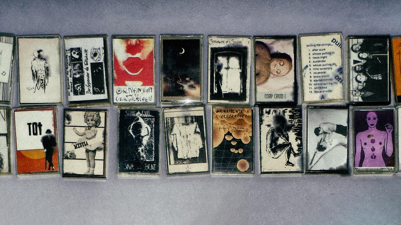 Montage von 20 sehr unterschiedlich gestalteten Musikkassetten auf hell violettem Hintergrund