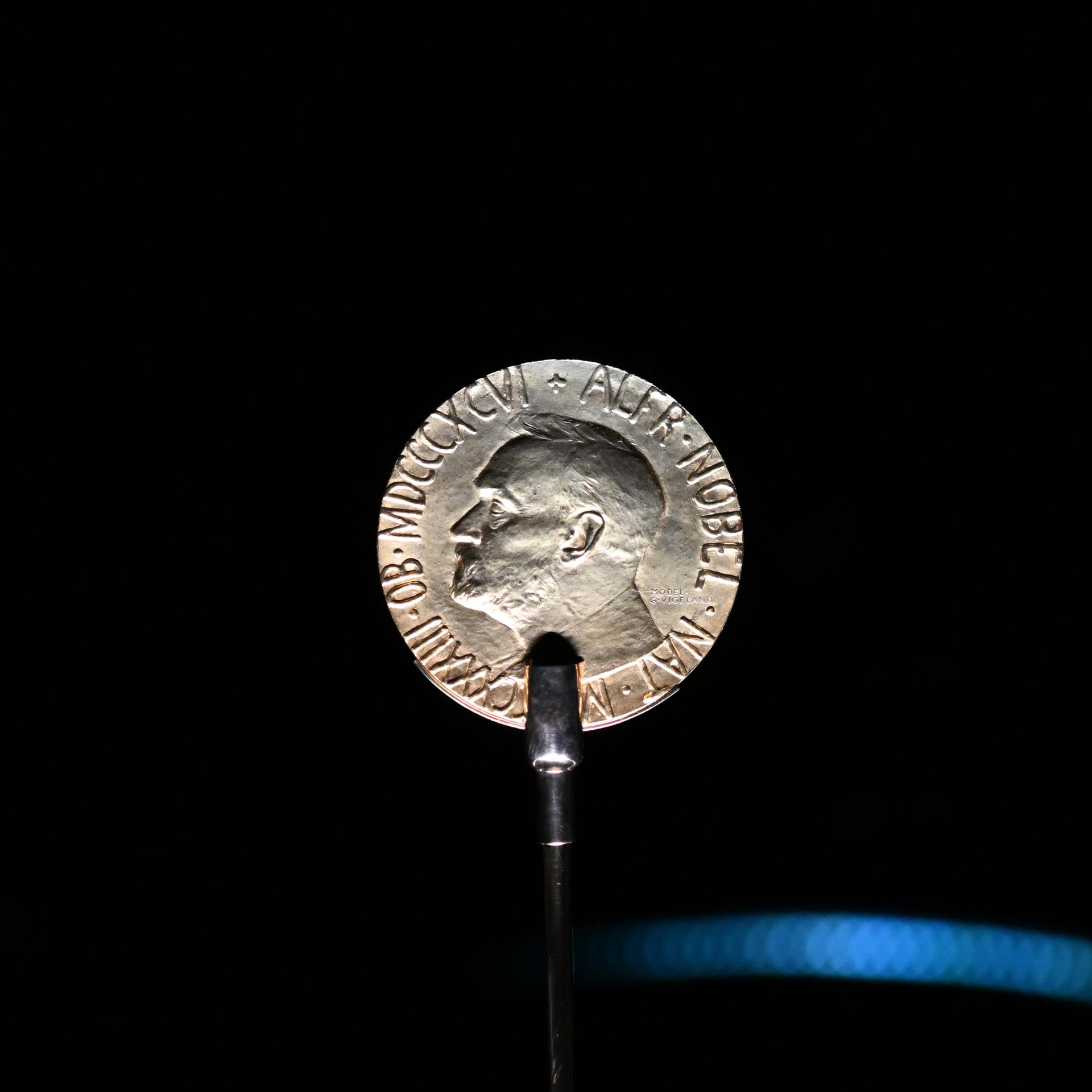 In einem Glaskasten ist eine Goldmedaille mit dem Profil Alfred Nobels zu sehen.