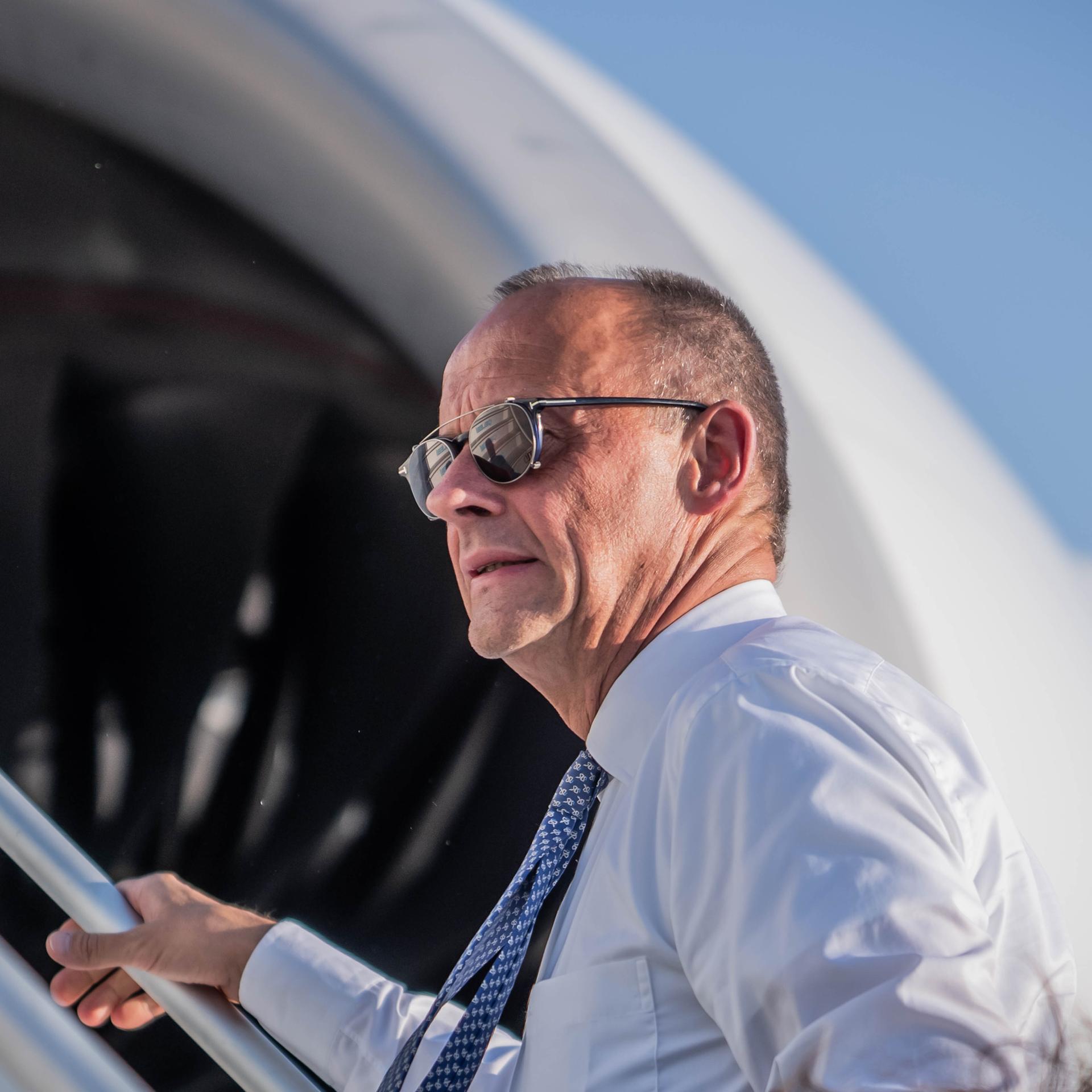 Bundeskanzler Friedrich Merz (CDU) steigt in ein Flugzeug.