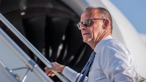 Bundeskanzler Friedrich Merz (CDU) steigt in ein Flugzeug.