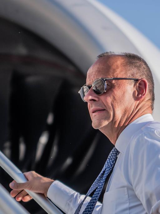 Bundeskanzler Friedrich Merz (CDU) steigt in ein Flugzeug. Bundeskanzler Friedrich Merz (CDU) steigt in ein Flugzeug.