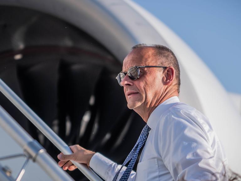 Bundeskanzler Friedrich Merz (CDU) steigt in ein Flugzeug. Bundeskanzler Friedrich Merz (CDU) steigt in ein Flugzeug.