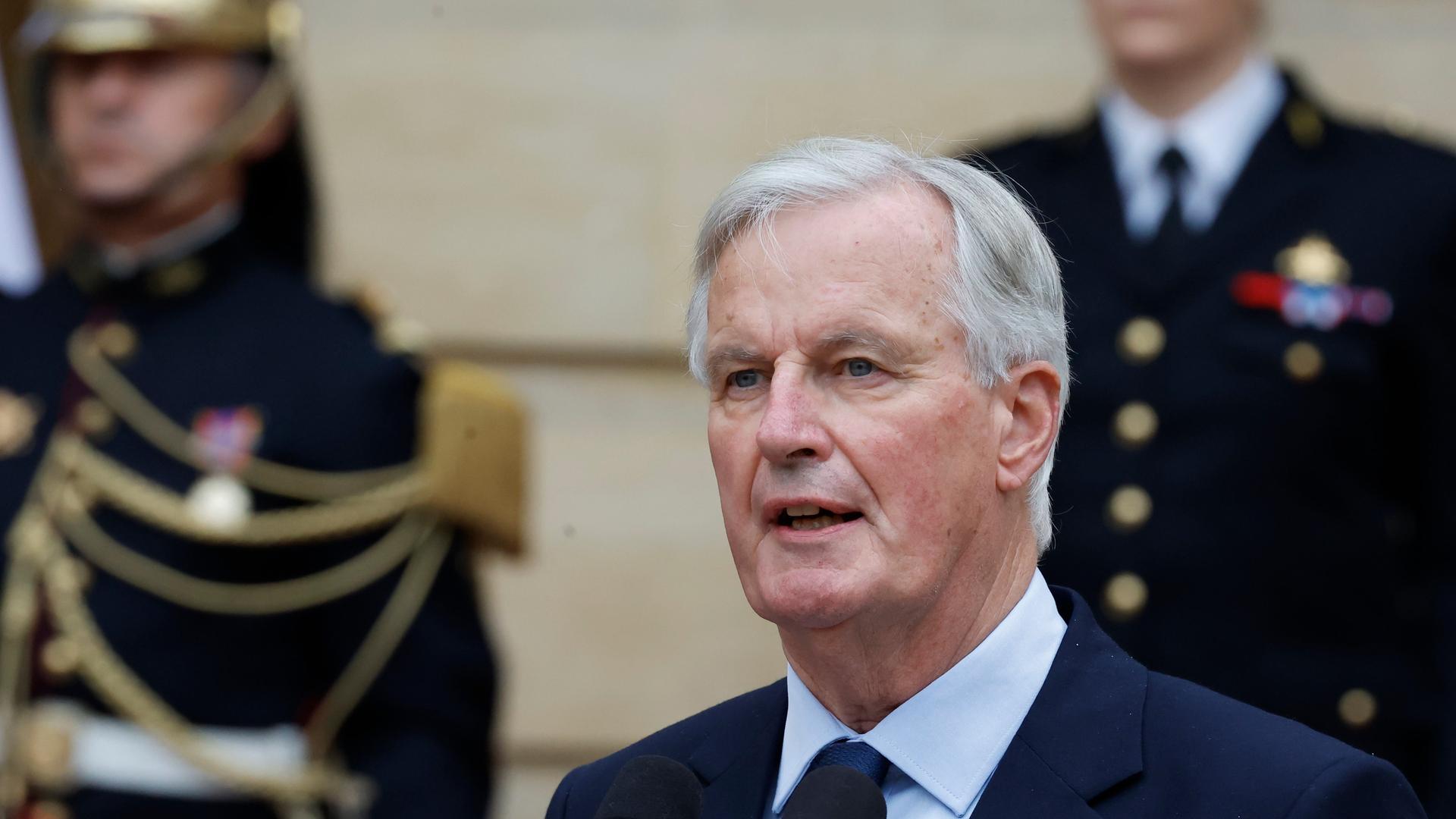 Premierminister Michel Barnier spricht bei einer Übergabezeremonie in Paris.