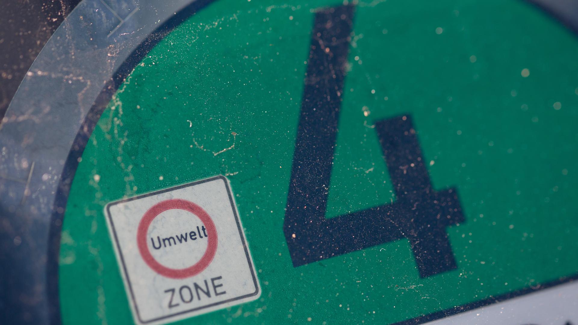 Eine Euro-4-Plakette ist auf der Windschutzscheibe eines Autos zu sehen. 
