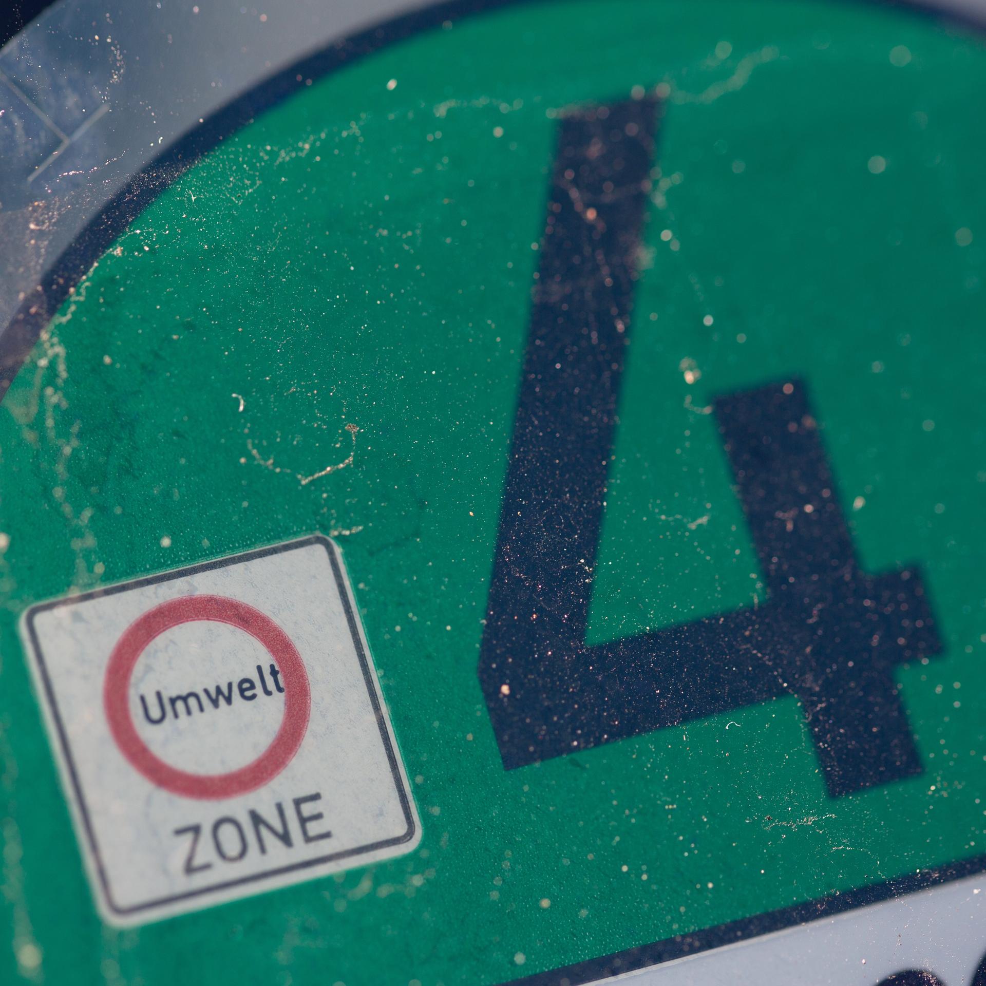 Eine Euro-4-Plakette ist auf der Windschutzscheibe eines Autos zu sehen. Eine Euro-4-Plakette ist auf der Windschutzscheibe eines Autos zu sehen.