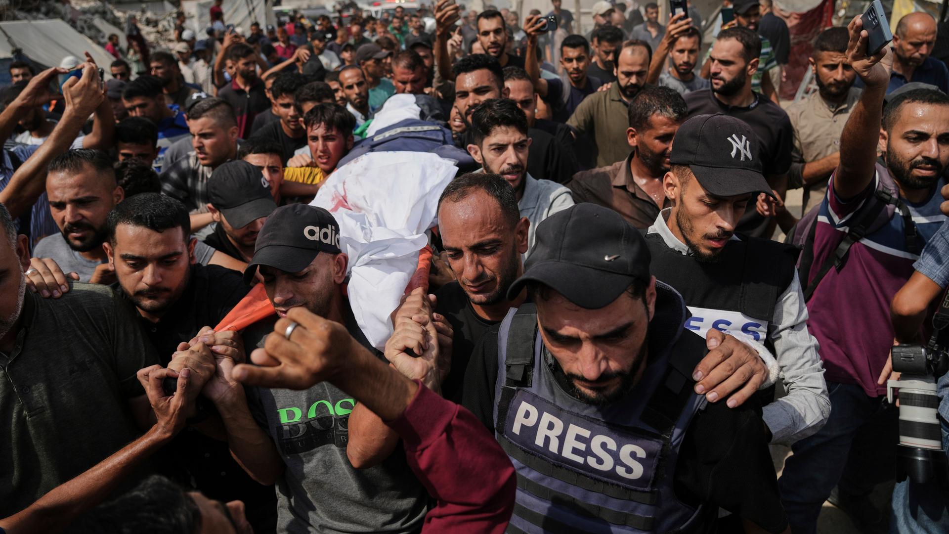 Palästinenser tragen den Leichnam des Al-Dschasira-Korrespondenten Anas al-Scharif, der zusammen mit anderen Journalisten bei einem israelischen Luftangriff getötet wurde, während seiner Beisetzung vor dem Schifa-Krankenhaus.