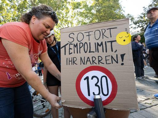 Protestaktion für Tempolimit in Frankfurt am Main im Herbst 2023