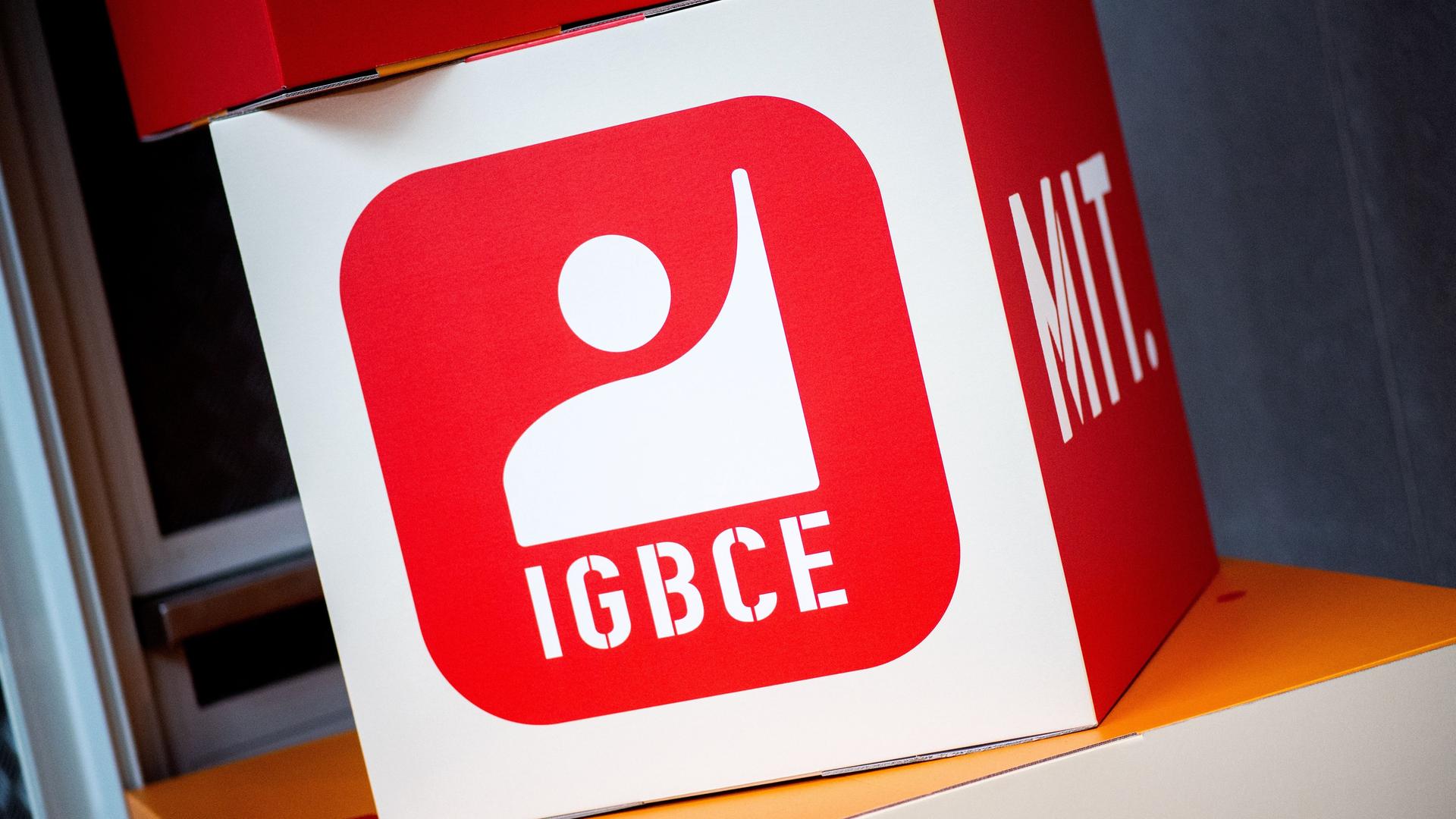 Ein Würfel mit dem Logo der Industriegewerkschaft Bergbau, Chemie, Energie (IG BCE) in einer Veranstaltungshalle. 
