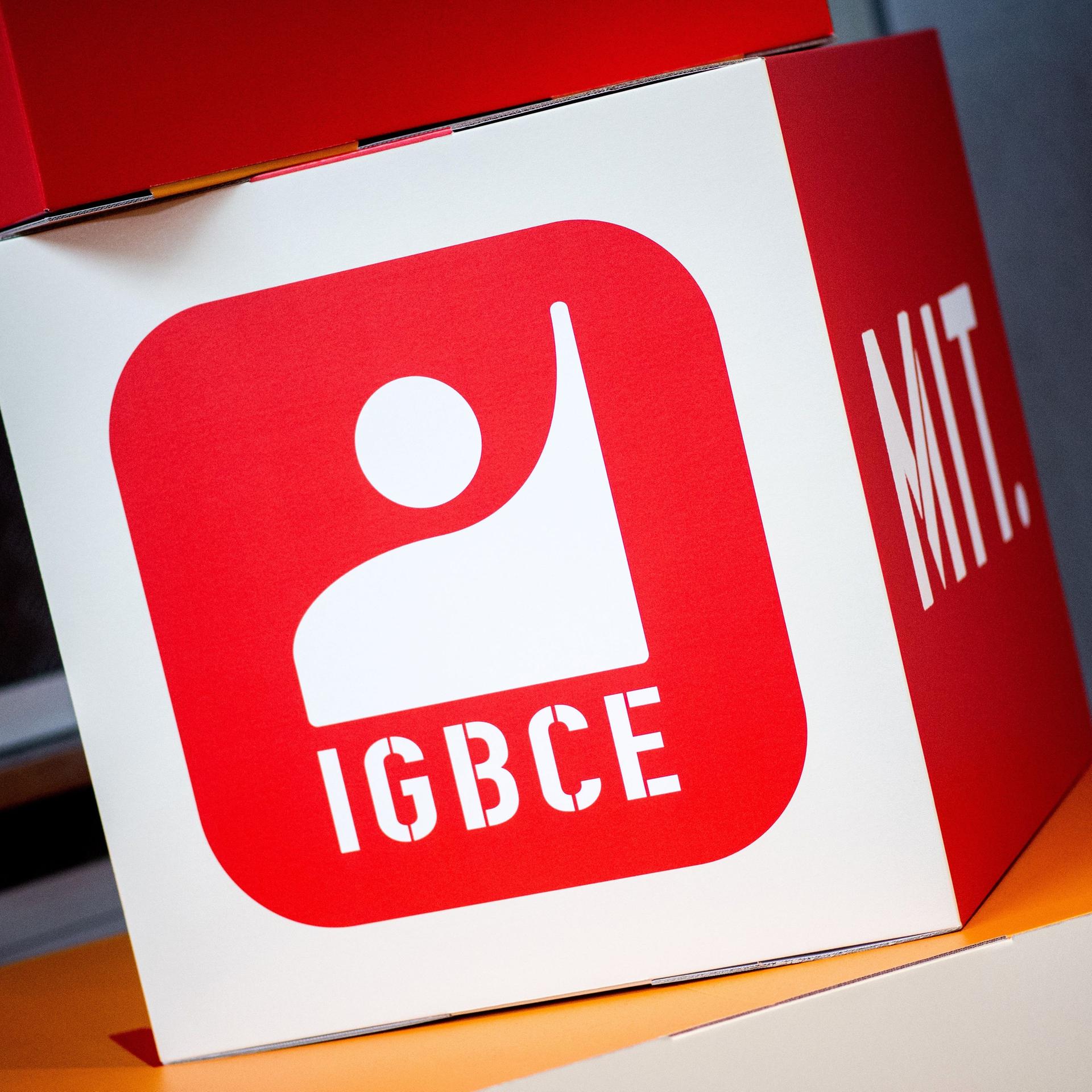Ein Würfel mit dem Logo der Industriegewerkschaft Bergbau, Chemie, Energie (IG BCE) in einer Veranstaltungshalle. 