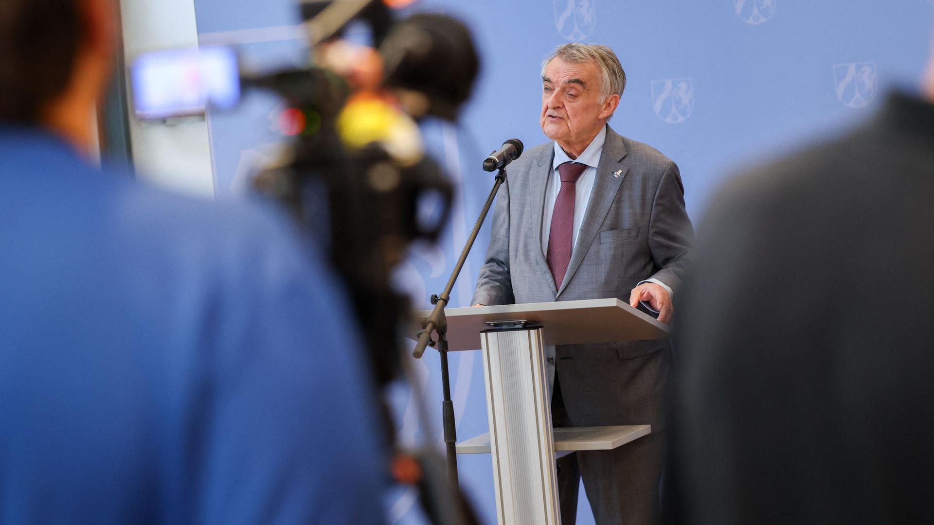 Herbert Reul (CDU), Innenminister von Nordrhein-Westfalen, spricht bei einem Pressestatement. Herbert Reul (CDU), Innenminister von Nordrhein-Westfalen, spricht bei einem Pressestatement.