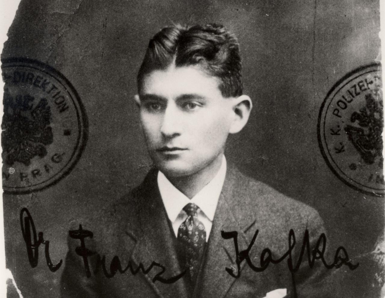 Franz Kafka (1883-1924) - Passfoto mit eigenhändiger Unterschrift, um 1915/16. 