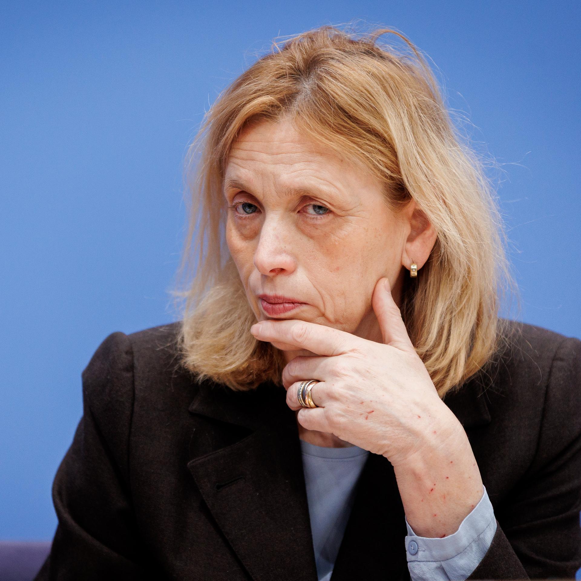 "Demokratie leben" - Kritik an Umbau-Plänen von Karin Prien (CDU) reißt nicht ab