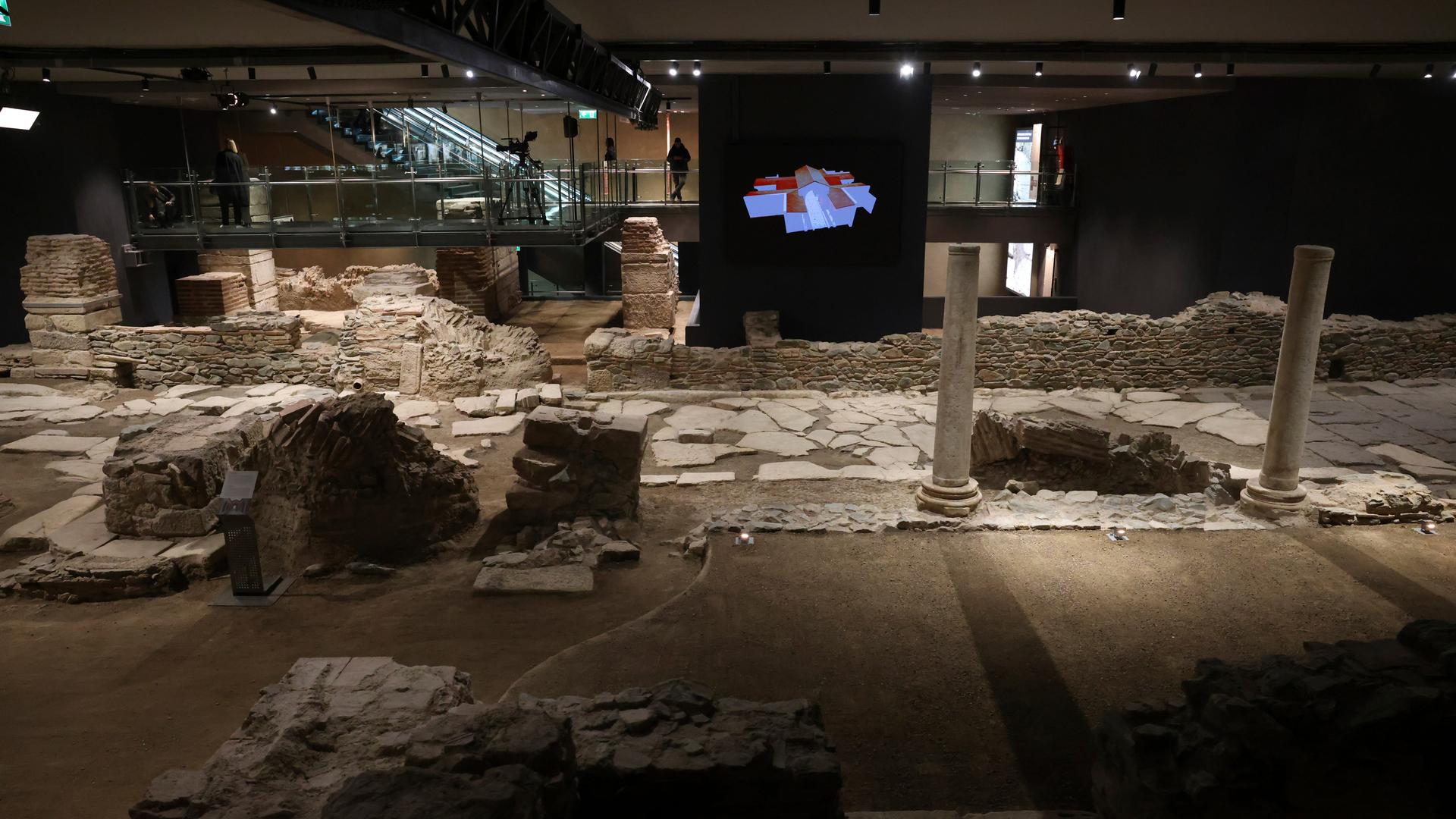 Blick auf die archäologischen Ausgrabungen in der neuen Venizelou U-Bahnstation in der griechischen Stadt Thessaloniki.