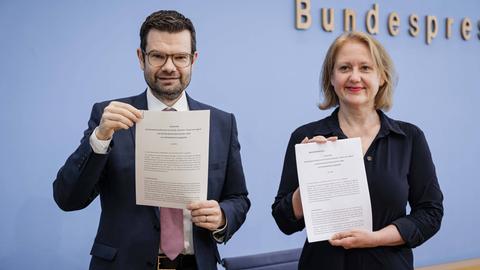 Bundesfamilienministerin Lisa Paus und Bundesjustizminister Marco Buschmann stellen ein Eckpunktepapier zum Selbstbestimmungsgesetz vor.
      