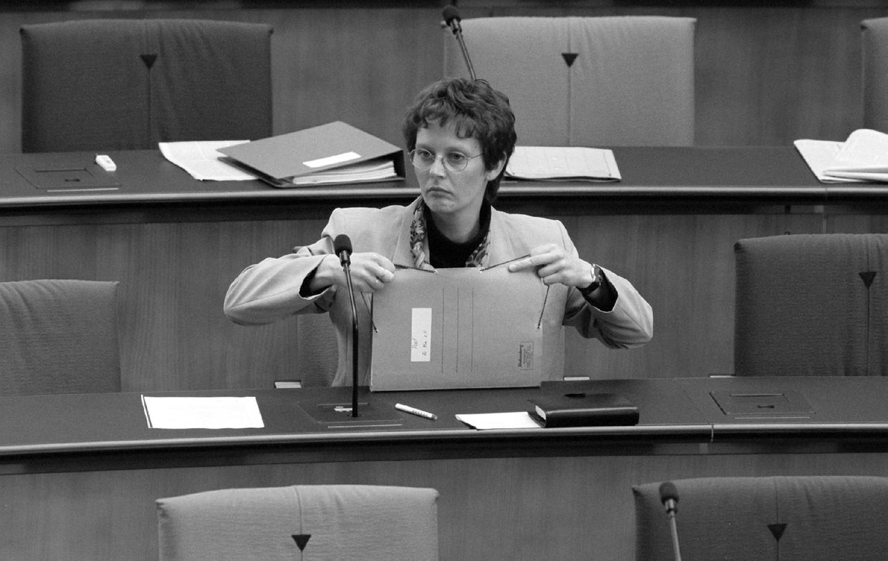 Damalige Frauenministerin Claudia Nolte (CDU) 1997 auf der Regierungsbank

Alleine sitzt Frauenministerin Claudia Nolte am24. April.1997 während der ersten Lesung über einen Gesetzesentwurf zur Strafbarkeit von Vergewaltigung in der Ehe im Bonner Bundestag auf der Regierungsbank. In ihrer Rede sprach sie sich für einen Gruppenantrag aus, der eine Strafrechtsänderung ohne das umstrittene Widerspruchsrecht für die Ehefrau vorsieht. dpa