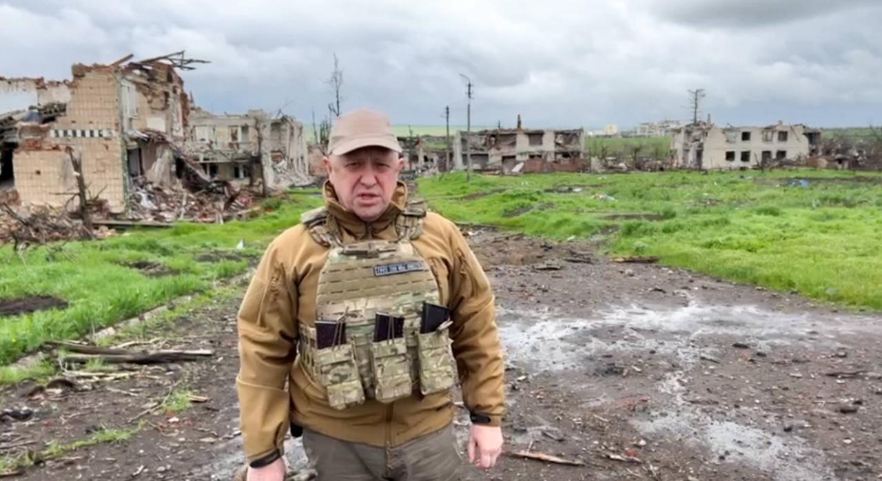Der Chef der russischen Söldnergruppe Wagner, Jewgeni Prigoschin, vor einer zerstörten Fabrik im Donbass. 