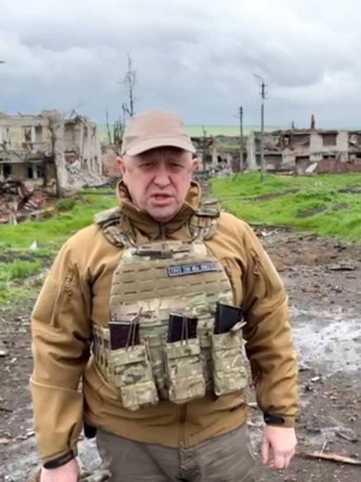 Der Chef der russischen Söldnergruppe Wagner, Jewgeni Prigoschin, vor einer zerstörten Fabrik im Donbass. 