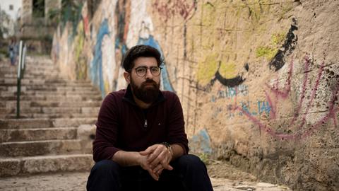 Der Anwalt und Menschenrechtsaktivist Amal Oraby vor einer Treppe in der israelischen Stadt Haifa. 