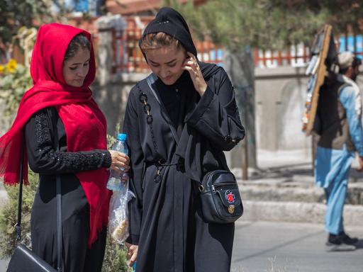 Laut einer Verordnung der Taliban sollen Frauen in der Öffentlichkeit ihr Gesicht bedecken, nur die Augen dürfen frei bleiben. Nicht alle Frauen in Kabul halten sich daran.