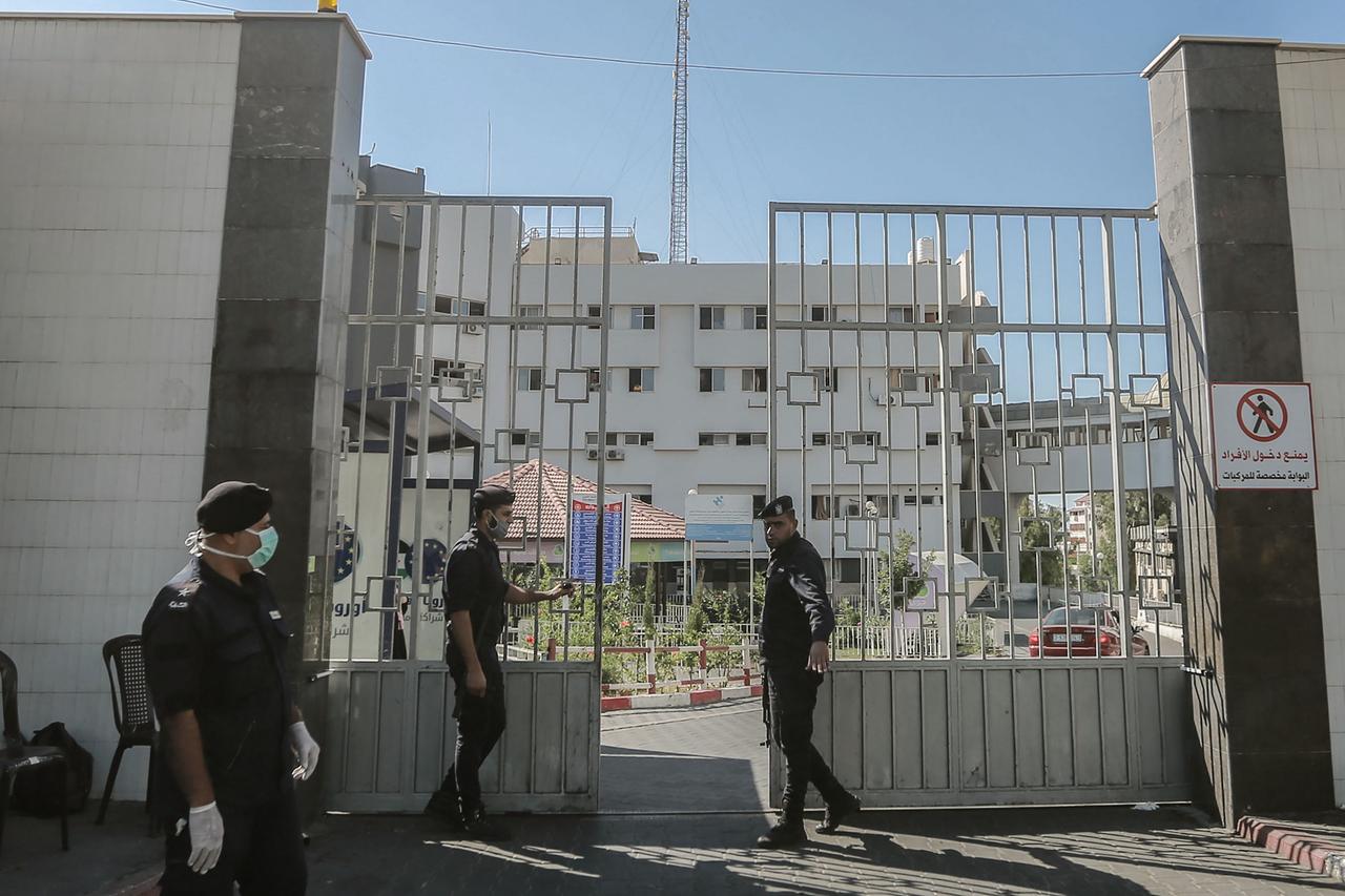 Dieses Foto aus dem Herbst 2020 zeigt den Eingang des Schifa-Krankenhauses im Gazastreifen. Im Vordergrund sind Männer in Armeeuniform zu sehen.