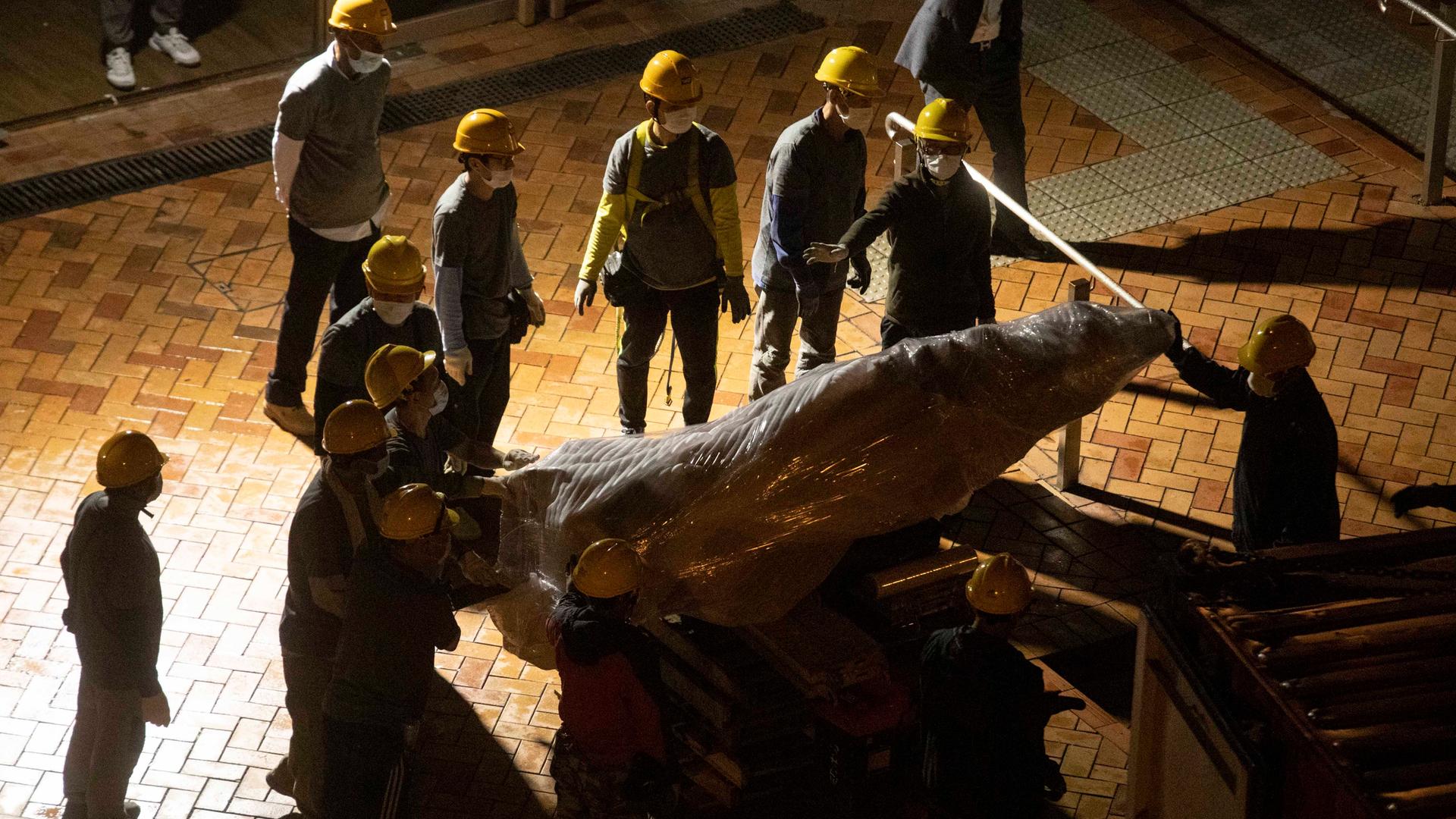 Die "Säule der Schande"-Statue, ein Denkmal für die Gefallenen des Tiananmen-Massakers von 1989, wird von der Universität Hongkong entfernt. Die "Säule der Schande"-Statue, ein Denkmal für die Gefallenen des Tiananmen-Massakers von 1989, wird von der Universität Hongkong entfernt.