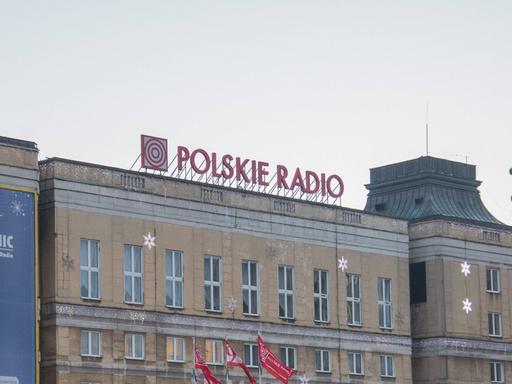 Das Hauptgebäude des öffentlich-rechtlichen "Polskie Radio", mit roten Lettern steht der Name des Senders auf dem Gebäude.