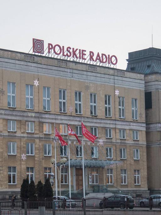 Das Hauptgebäude des öffentlich-rechtlichen "Polskie Radio", mit roten Lettern steht der Name des Senders auf dem Gebäude.