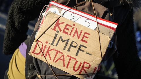 Protest 2021 in Berlin gegen die Corona-Massnahmen und die Impfpflicht. Plakat: "Keine Impfdiktatur".