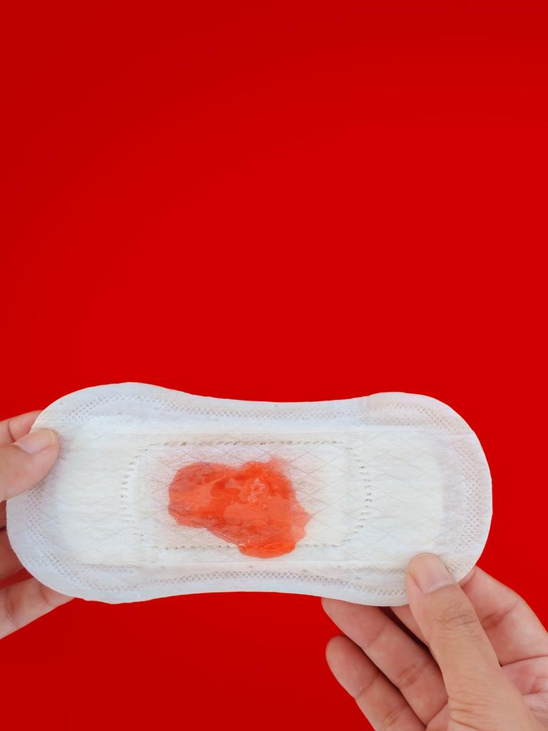 Eine Binde mit Blut. Eine Binde mit Blut.