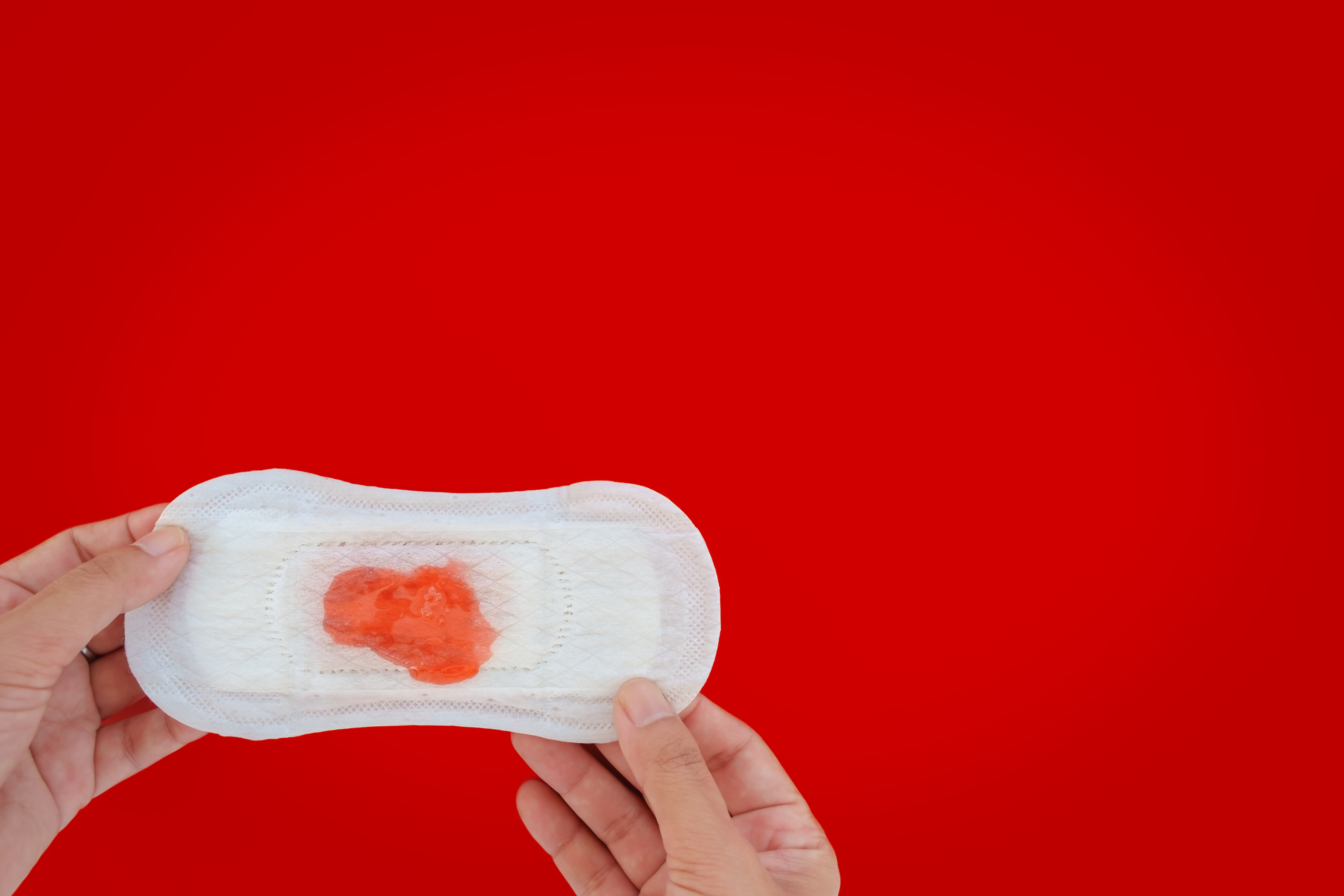 Eine Binde mit Blut. Eine Binde mit Blut.