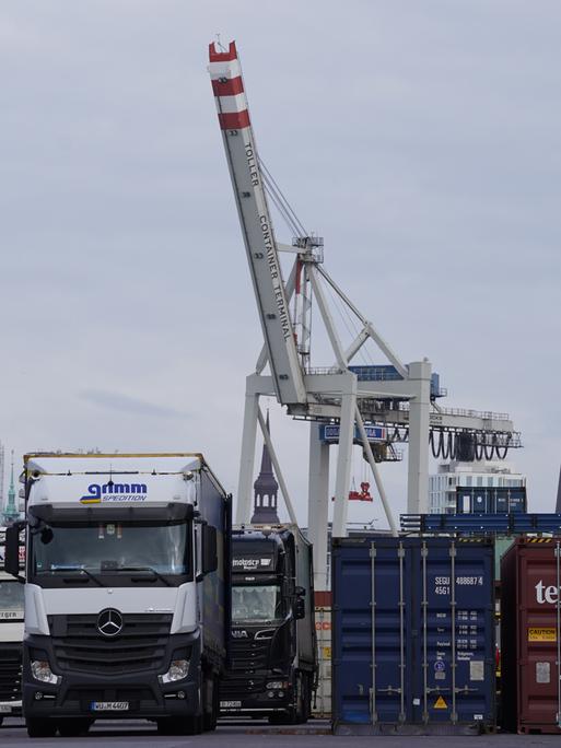 Seegüterumschlag im Hamburger Hafen