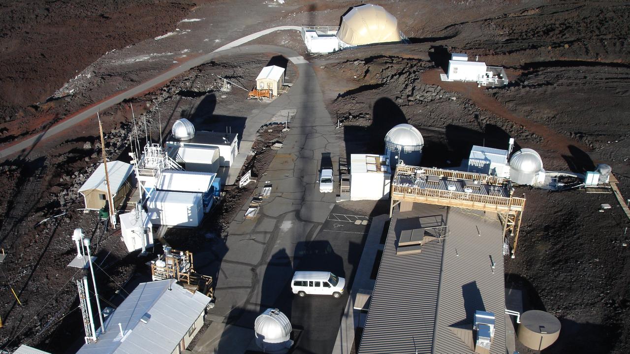 Die Station Mauna Loa auf Hawaii. Seit 1958 messen Wissenschaftler die CO2-Konzentration in der Luft, es ist die älteste Kohlendioxid-Messstation der Welt. Die karge Landschaft und die Gebäude wirken, als handele es sich um eine Marsstation. Die Station Mauna Loa auf Hawaii. Seit 1958 messen Wissenschaftler die CO2-Konzentration in der Luft, es ist die älteste Kohlendioxid-Messstation der Welt. Die karge Landschaft und die Gebäude wirken, als handele es sich um eine Marsstation.