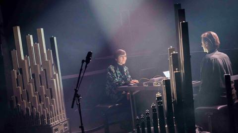 Die Musikerin Marion Wörle und der Komponist Maciej Śledziecki an der computergesteuerten Orgel "Black Square" am 17. Januar 2026 beim Art's Birthday im E-Werk Freiburg.