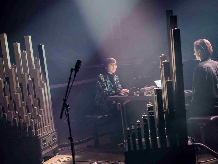 Die Musikerin Marion Wörle und der Komponist Maciej Śledziecki an der computergesteuerten Orgel "Black Square" am 17. Januar 2026 beim Art's Birthday im E-Werk Freiburg.