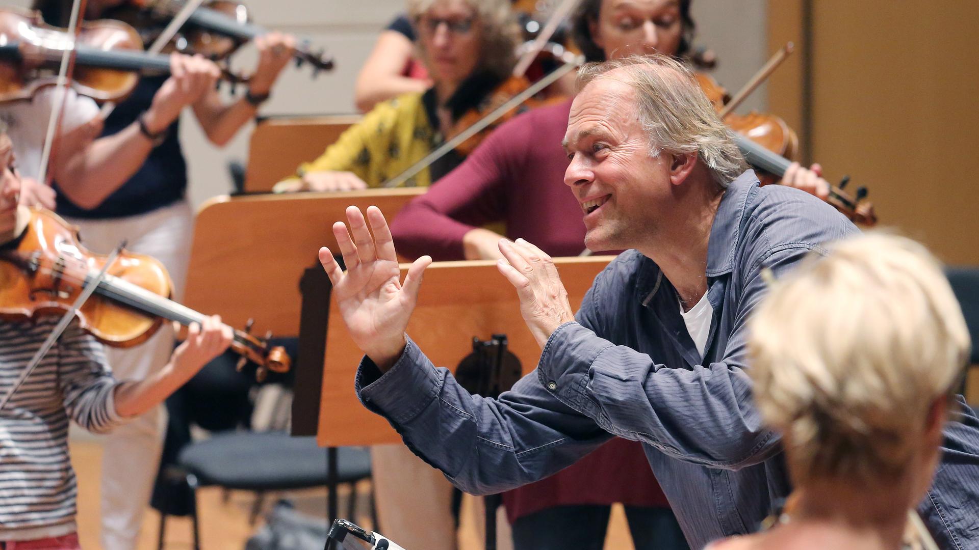 Der Dirigent Thomas Hengelbrock bei einer Orchesterprobe