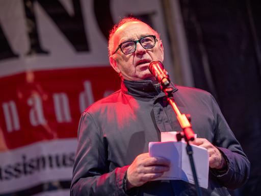 Norbert Walter-Borjans, früherer Bundesvorsitzender der SPD, spricht während der Veranstaltung Give Peace a Chance! für Frieden in Nahost demonstriert.