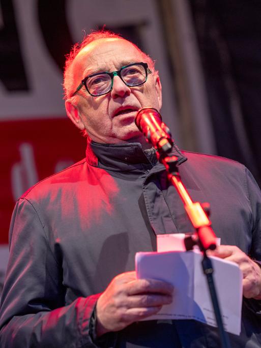 Norbert Walter-Borjans, früherer Bundesvorsitzender der SPD, spricht während der Veranstaltung Give Peace a Chance! für Frieden in Nahost demonstriert.