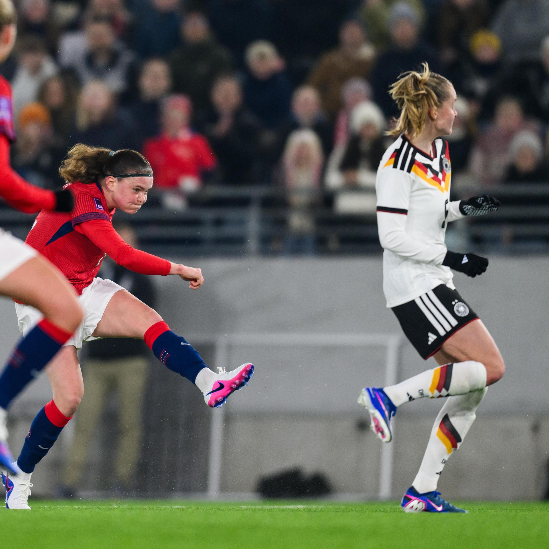 WM-Qualifikation: Spieler der deutschen Frauen-Nationalmannschaft und der Norwegens kämpfen um den Ball.