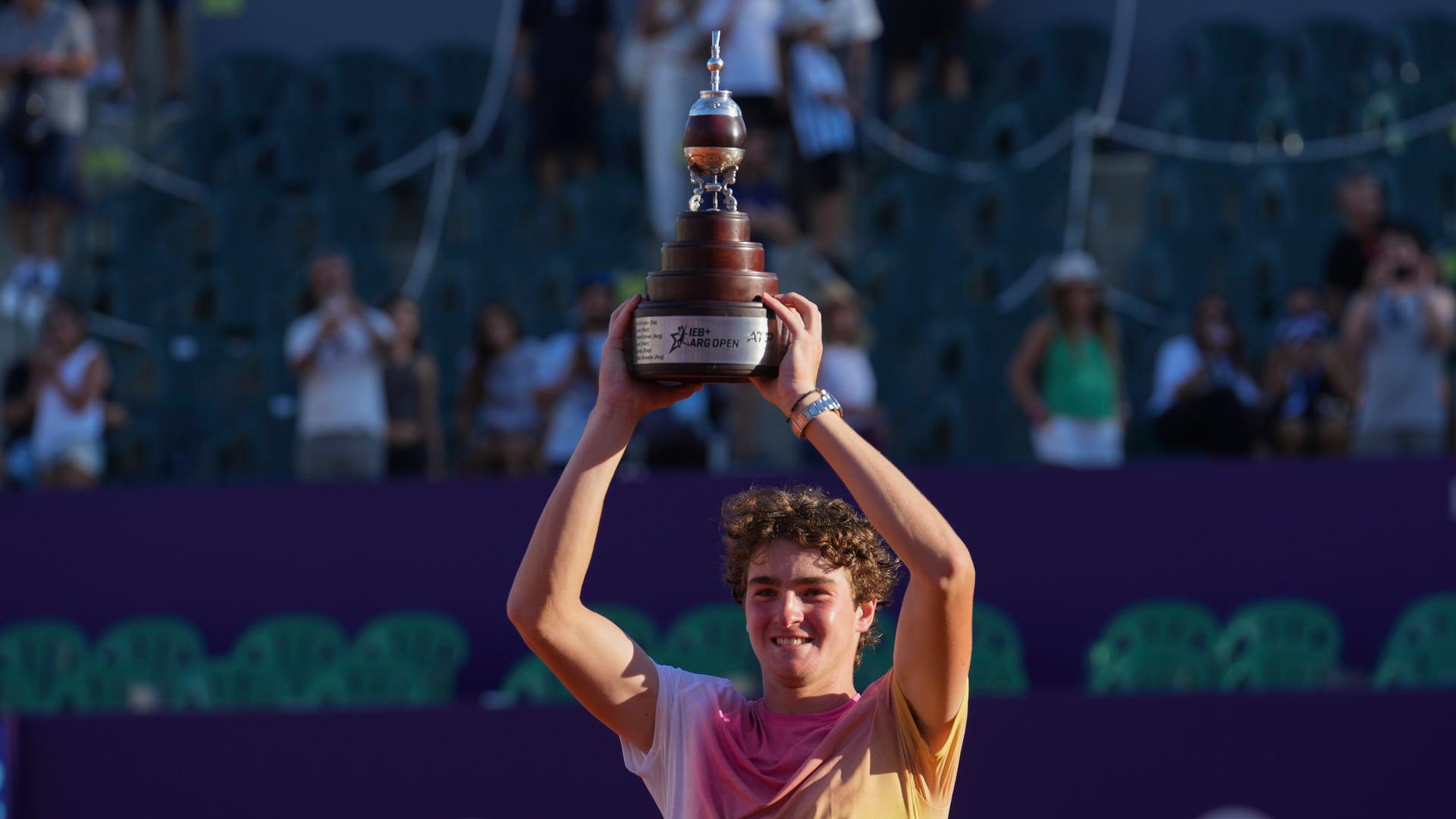 Der Tennisspieler Joao Fonseca aus Brasilien posiert mit der Trophäe nach seinem Sieg beim ATP-Turnier in Buenos Aires. Der Tennisspieler Joao Fonseca aus Brasilien posiert mit der Trophäe nach seinem Sieg beim ATP-Turnier in Buenos Aires.