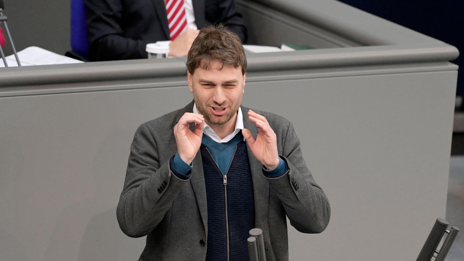 Der Politiker Stefan Gelbhaar steht an einem Rednerpult im Bundestag. 