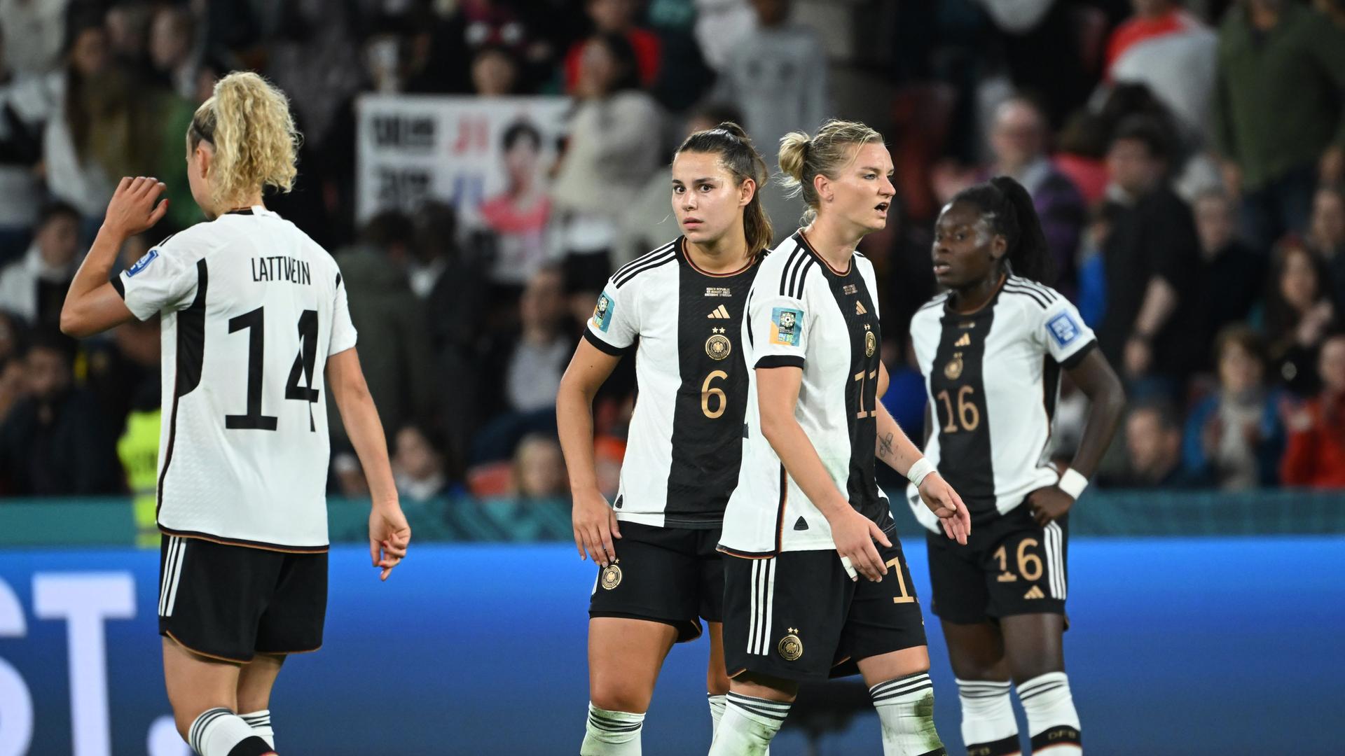 Das Foto zeigt die deutschen Spielerinnen Lena Lattwein, Lena Oberdorf, Alexandra Popp und Nicole Anyomi nach dem Spiel gegen Südkorea bei der Frauen-WM.