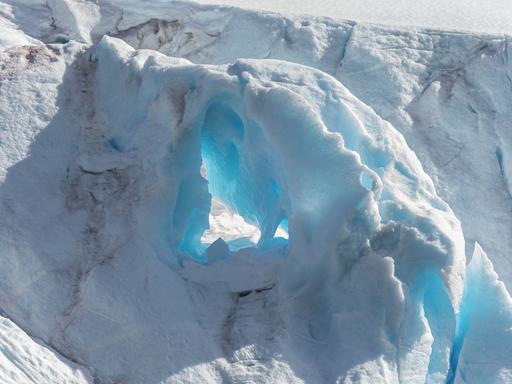 Ein rissiger Gletscher in der Antarktis. 